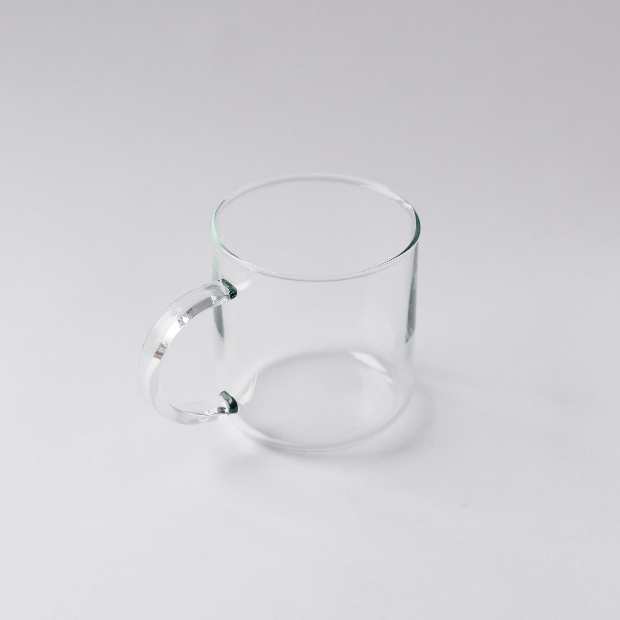 Prostý skleněný hrnek