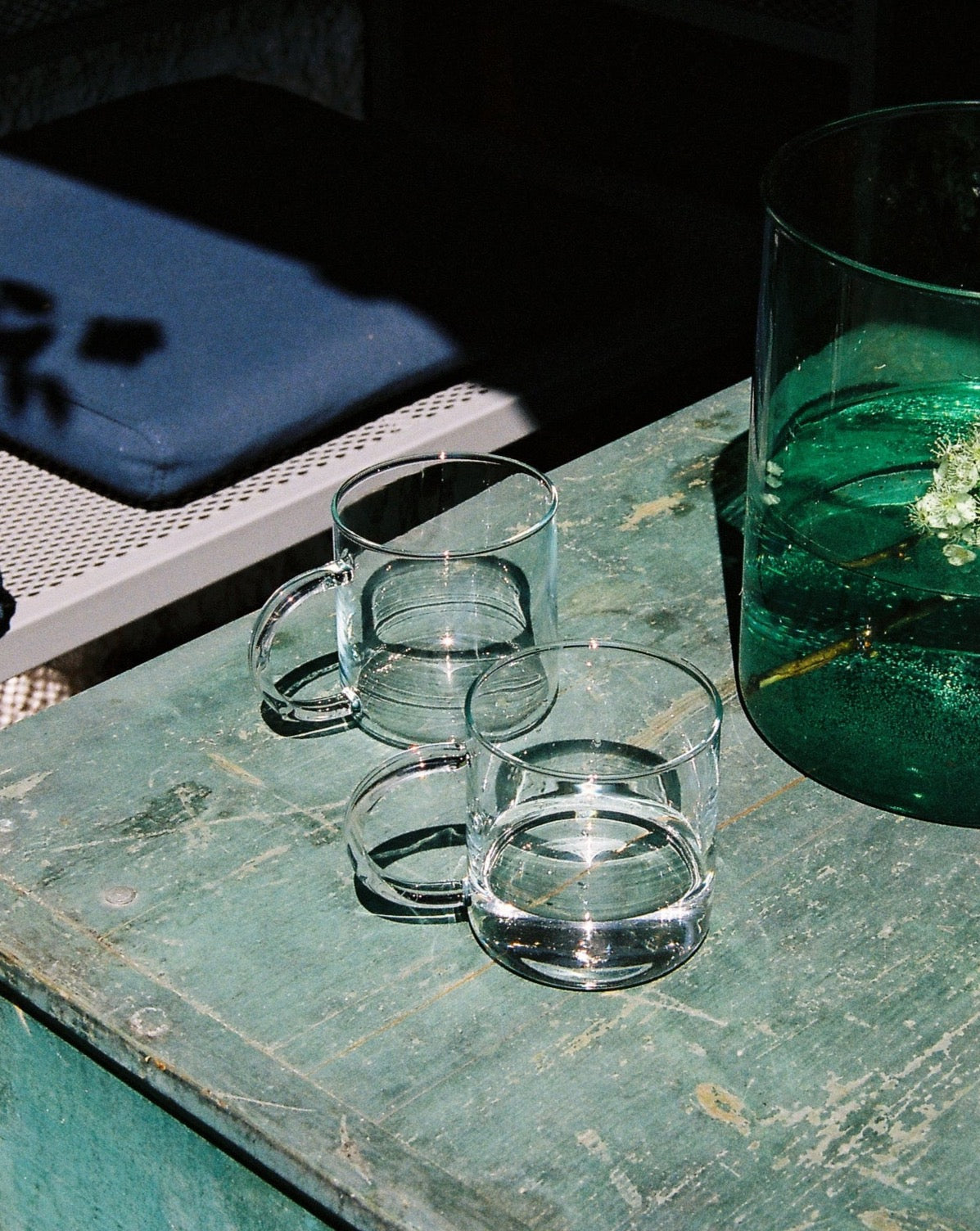 Prostý skleněný hrnek